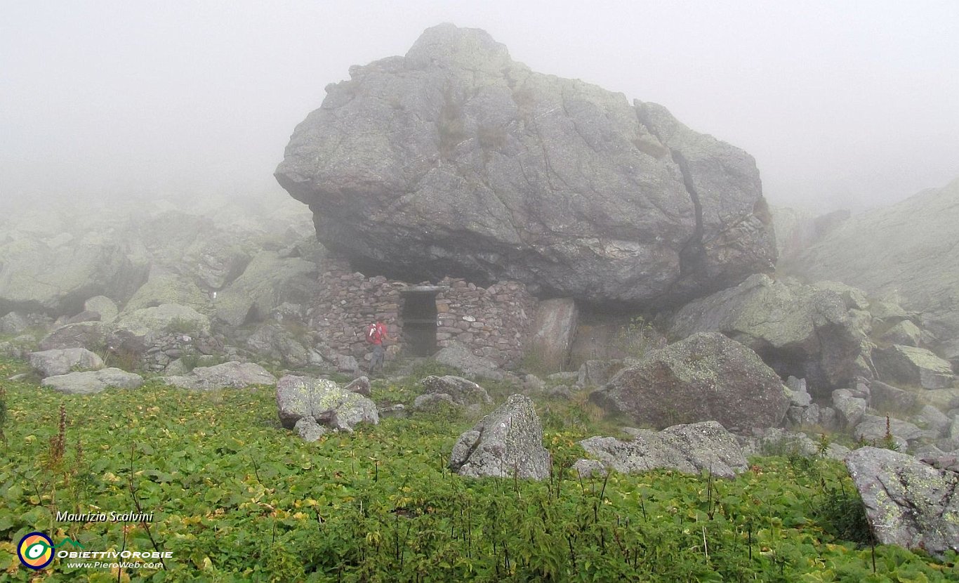 26 Anche alla curiosa Baita Predù è nebbia fitta....JPG